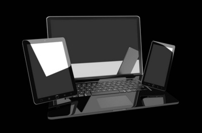 與 Crt 顯示器和鍵盤的舊電腦做的閃亮的黃金